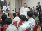 Wali-Kota-Eri-memastikan-bahwa-beasiswa-Pemuda-Tangguh-memprioritaskan-warga-miskin.jpg
