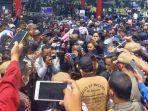 Wali-Kota-Malang-Sutiaji-temui-Aremania-yang-gelar-aksi-damai-di-depan-Balai-Kota-Malang.jpg