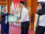 Ning Ita Serahkan 56 SK Pengangkatan PPPK Kota Mojokerto, Begini Pesannya