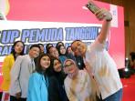 Wali-Kota-Surabaya-Eri-Cahyadi-berfoto-bersama-penerima-Beasiswa-Pemuda-Tangguh.jpg