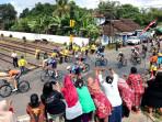 Warga-Banyuwangi-menyemangati-pembalap-Tour-de-Banyuwangi-Ijen-2025.jpg