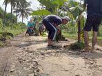Warga-Blitar-tutup-jalan-dengan-pohon-pisang.jpg
