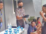 Warga-binaan-Lapas-Jember-menyerahkan-sampel-tes-urine-kepada-sipir.jpg