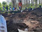 Warga-melakukan-pembongkaran-makam-di-TPU-Desa-Siraman-Kecamatan-Kesamben-Kabupaten-Blitar2.jpg