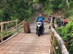 Warga-melintasi-jembatan-darurat.jpg