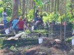 Warga-membongkar-makam-di-TPU-Desa-Siraman-Kecamatan-Kesamben-Kabupaten-Blitar-yang3.jpg