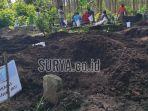 Warga-menggali-makam-di-TPU-Desa-Siraman-Kecamatan-Kesamben-Kabupaten-Blitar-Selasa-1412025.jpg