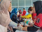 Warga-pesisir-Lamongan-mendapatkan-layanan-pengobatan-gratis-RS-Apung-Laksamana-Malahayati.jpg