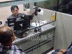 Warga-sedang-mengurus-pembuatan-paspor-di.jpg