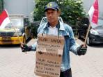 Wasto-Pensiunan-Damri-Nekat-Jalan-Kaki-Surabaya-Jakarta-Tuntut-JHT-Rp170-Juta.jpg