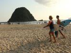Wisatawan-asing-sedang-berlibur-di-Pantai-Merah-Kabupaten-Banyuwangi.jpg
