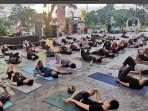 YOGA-BARENG-Komunitas-Light-of-the-Soul-Surabaya-menggelar-yoga-bar.jpg
