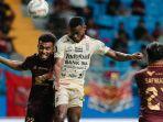 Yacob-Sayuri-saaat-berebut-bola-dengan-Privat-Mbarga.jpg