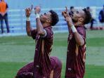 Yakob-Sayuri-dan-Yance-Sayuri-saat-melakukan-selebrasi-usai-mencetak-gol-bersama-PSM-Makassar.jpg
