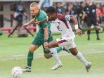 Yakob-Sayuri-saat-mengawal-Sho-Yamamoto-di-laga-Persebaya-vs-PSM-Makassar.jpg