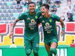Yan-Victor-dan-Bruno-Moreira-saat-merayakan-gol-bersama-Persebaya-Surabaya-di-Liga-1.jpg
