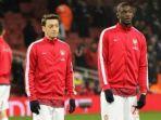 Yaya-Sanogo-kanan-bersama-Mesut-Ozil-kiri-saat-masih-memperkuat.jpg