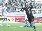 Ze-Valente-merayakan-golnya-ke-gawang-Borneo-FC.jpg