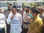 akb-mendemo-pencabulan-oleh-guru-di-kediri.jpg