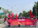 aksi-tolak-PHK-di-Gresik.jpg