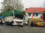 antrean-truk-sebelum-masuk-ke-dermaga-pelabuhan-Tanjung-Perak-Surabaya.jpg