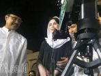 arumi-bachsin-lihat-gerhana-bulan-total-di-masjid-al-akbar-surabaya_20180131_210946.jpg