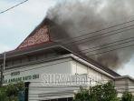asap-mengepul-dari-atap-gedung-rsud-syamrabu-kabupaten-bangkalan.jpg