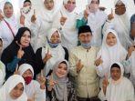 asrilia-istri-cabup-bhs-saat-bersama-ibu-ibu-fatayat-di-wonoayu-sidoarjo.jpg