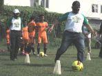 bacabup-sidoarjo-bambang-haryo-menendang-bola-saat-berkunjung-di-lapangan-sepande.jpg