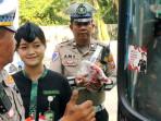 bagi-bendera-di-bus-Trans-Jatim-Bangkalan.jpg