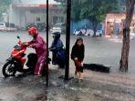 Jl Mastrip Kota Blitar Kembali Banjir Saat Diguyur Hujan Deras, Ketinggian Air Capai Atas Trotoar