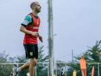 bersiap-menghadapi-Persija-di-Stadion-GBT-Sabtu-18102025.jpg