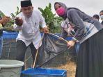 bhs-dan-istri-ikut-memanen-ikan-mujaer.jpg