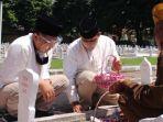 bhs-taufiqulbar-saat-berziarah-di-taman-makam-pahlawan-sidoarjo.jpg