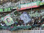 bonek-saat-memberi-dukungan-persebaya-surabaya-vs-bali-united-pada-liga-1-2022-2023.jpg