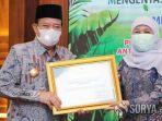 bupati-fadeli-menerima-penghargaan-dari-khofifah-indar-parawansa.jpg