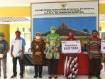 bupati-faida-bagi-kartu-tani-kepada-petani-jember.jpg