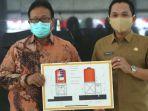 bupati-lumajang-thoriqul-haq-menyerahkan-alat-cuci-tangan.jpg