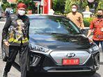 bupati-sumenep-ahmad-fauzi-menggunakan-mobil-listrik-sebagai-mobil-dinas.jpg