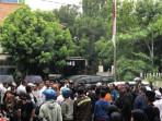 buruh-Gresik-demo-di-HSN.jpg