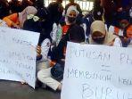 buruh-demo-di-PN-Surabaya-tuntut-Erintuah-Damanik-dipecat.jpg