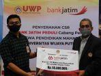Bank Jatim Serahkan Beasiswa pada 22 Mahasiswa UWP Surabaya