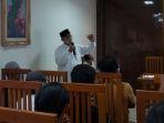 cabup-sidoarjo-bhs-saat-saat-berbincang-dengan-para-pkl-gading-fajar.jpg