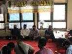 calon-bupati-sidoarjo-bambang-haryo-soekartono-saat-berbincang-dengan-puluhan-wartawan.jpg