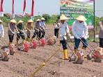 dan-bibit-jagung-Bhayangkara-20-kilogram-kepada-para-petani.jpg