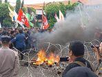 demo-mahasiswa-di-Gedung-DPRD-Jatim-Surabaya.jpg