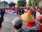 demo-menolak-revisi-UU-Pilkada-di-DPRD-Banyuwangijpg.jpg