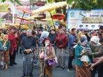 didampingi-isteri-Ny-Yuni-Marhaen-Djumadi.jpg