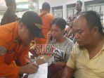 diki-salah-satu-penumpang-km-santika-nusantara-sedang-menyantap.jpg