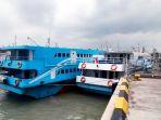 dua-kapal-bersandar-di-pelabuhan-Gresik.jpg